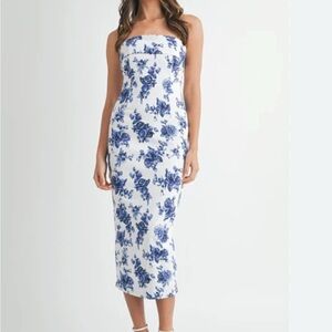 Elegant Strapless Dress with Blue Floral Pattern